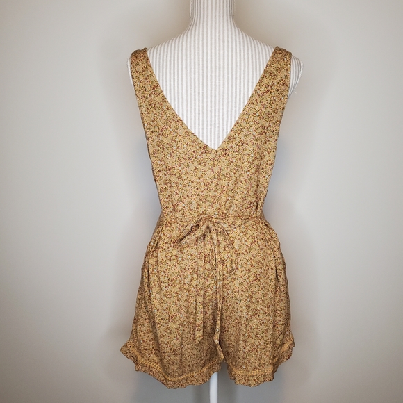 American Eagle Floral V-neck Sleeveless Romper - Picture 2 of 10